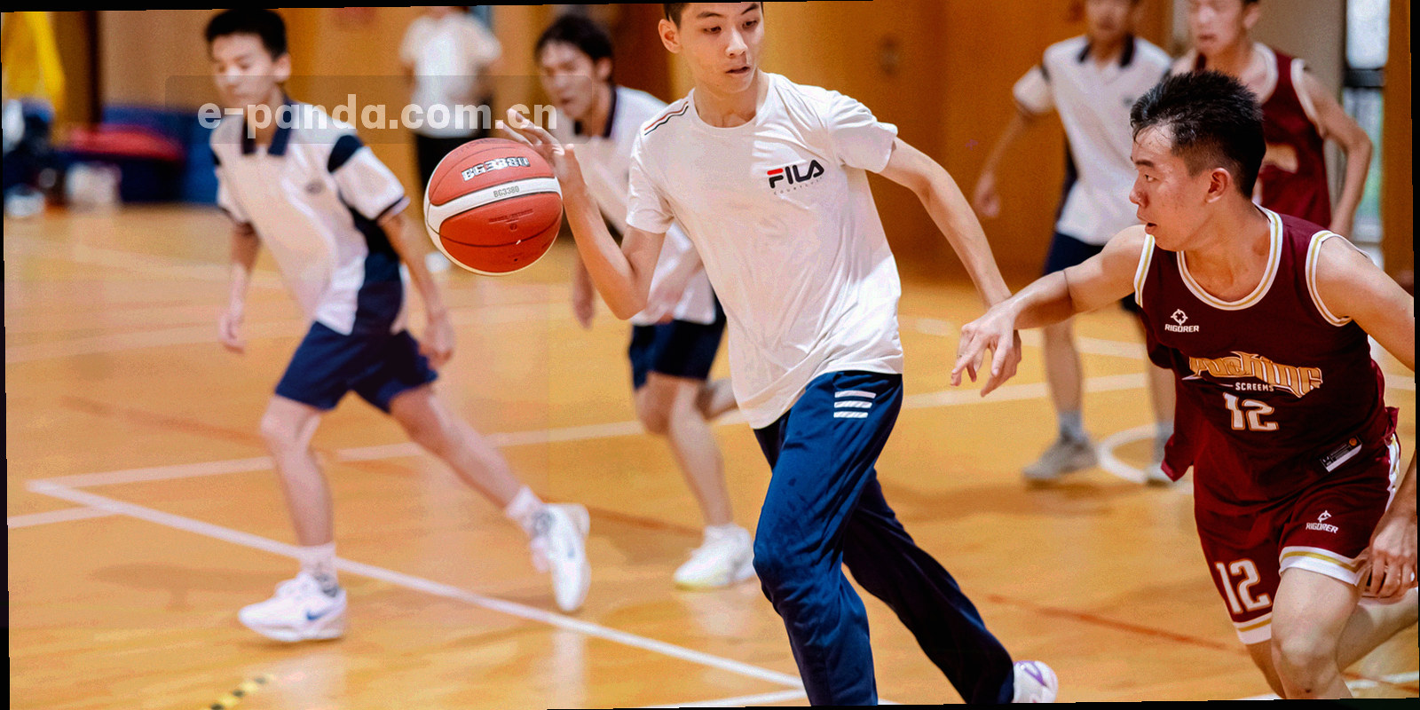 夜间球场看台视角的灯光与座椅排列，光线沿对角线铺开